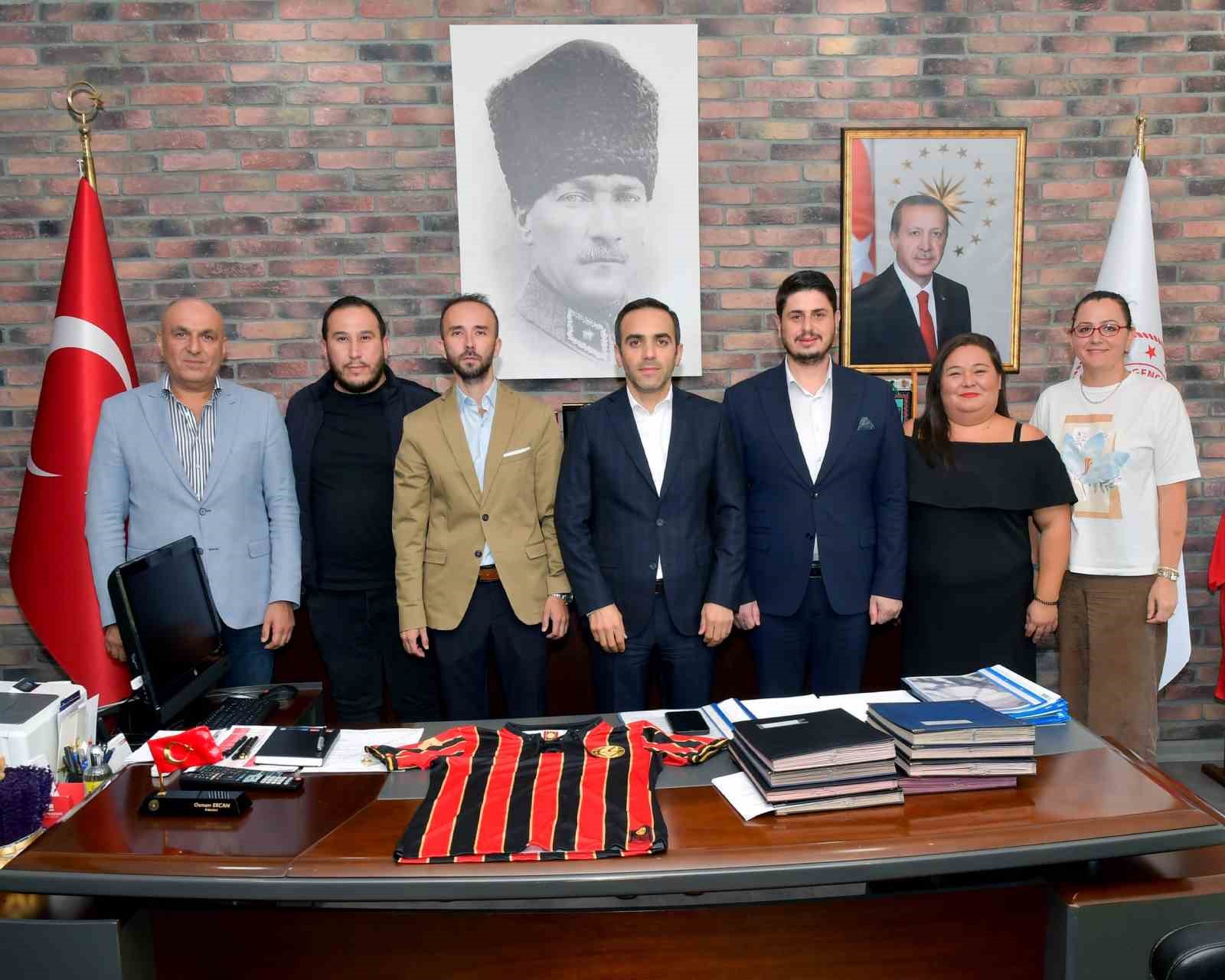 Eskişehirspor yöneticileri Eskişehir Gençlik ve Spor Müdürü Osman Ercan’ı ziyaret etti
