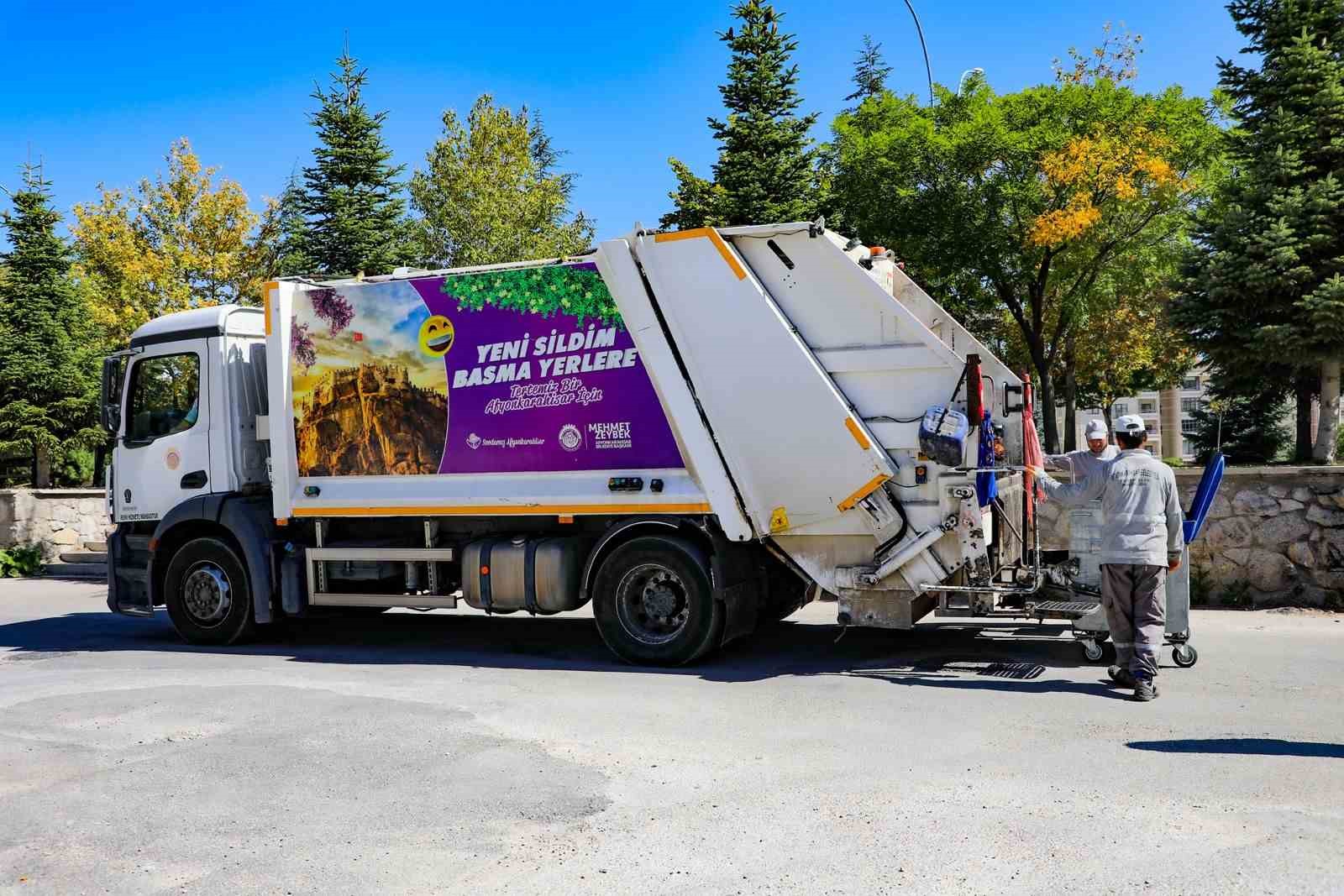 Afyonkarahisar’da çöp kamyonlarından çevreye gül kokusu yayılıyor