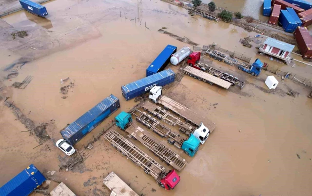 Halkalı Tren Garı, sağanak yağış sonrası göle döndü