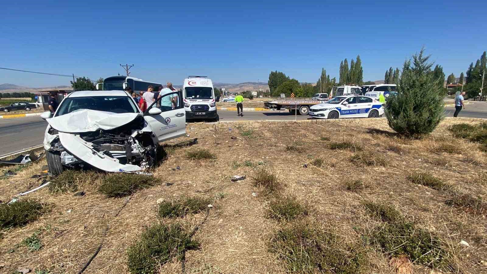 İl Özel İdaresine ait arazi aracıyla otomobilin karıştığı kazada 5 kişi yaralandı