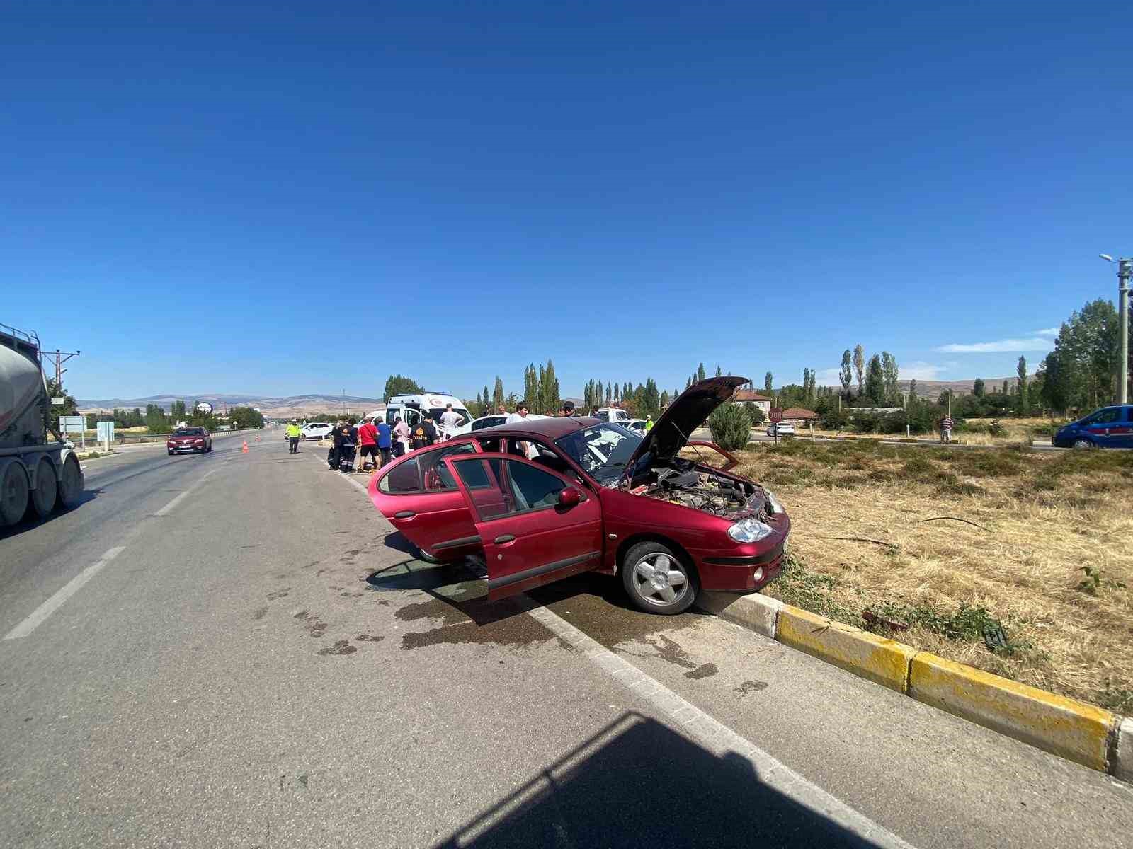 İl Özel İdaresine ait arazi aracıyla otomobilin karıştığı kazada 5 kişi yaralandı