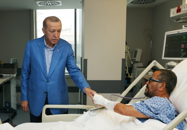 Cumhurbaşkanı Erdoğan, denizde kaza geçiren Sabancı çiftini ziyaret etti