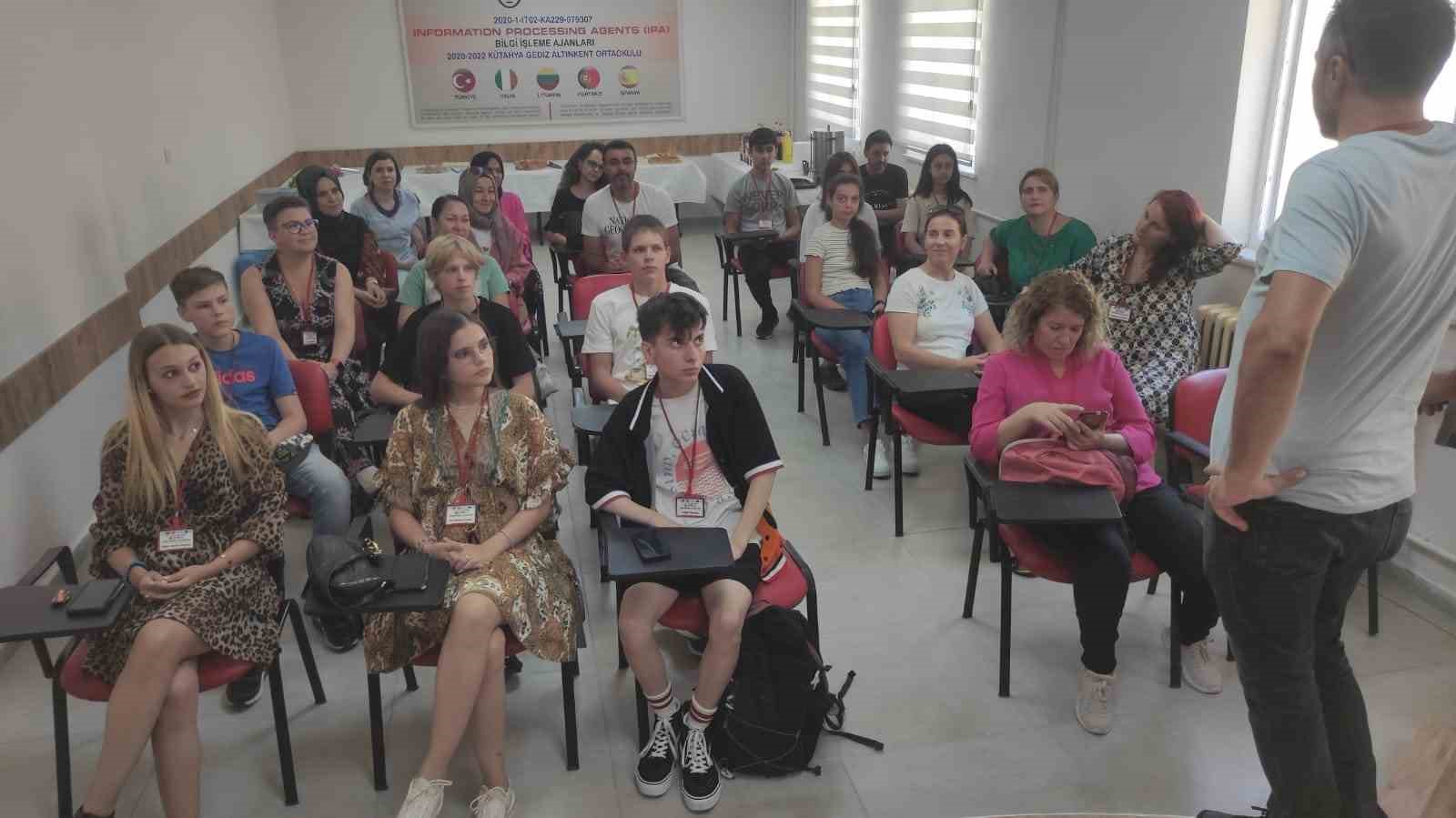 Gediz Altınkent Ortaokulu Avrupalı misafirlerini ağırlıyor