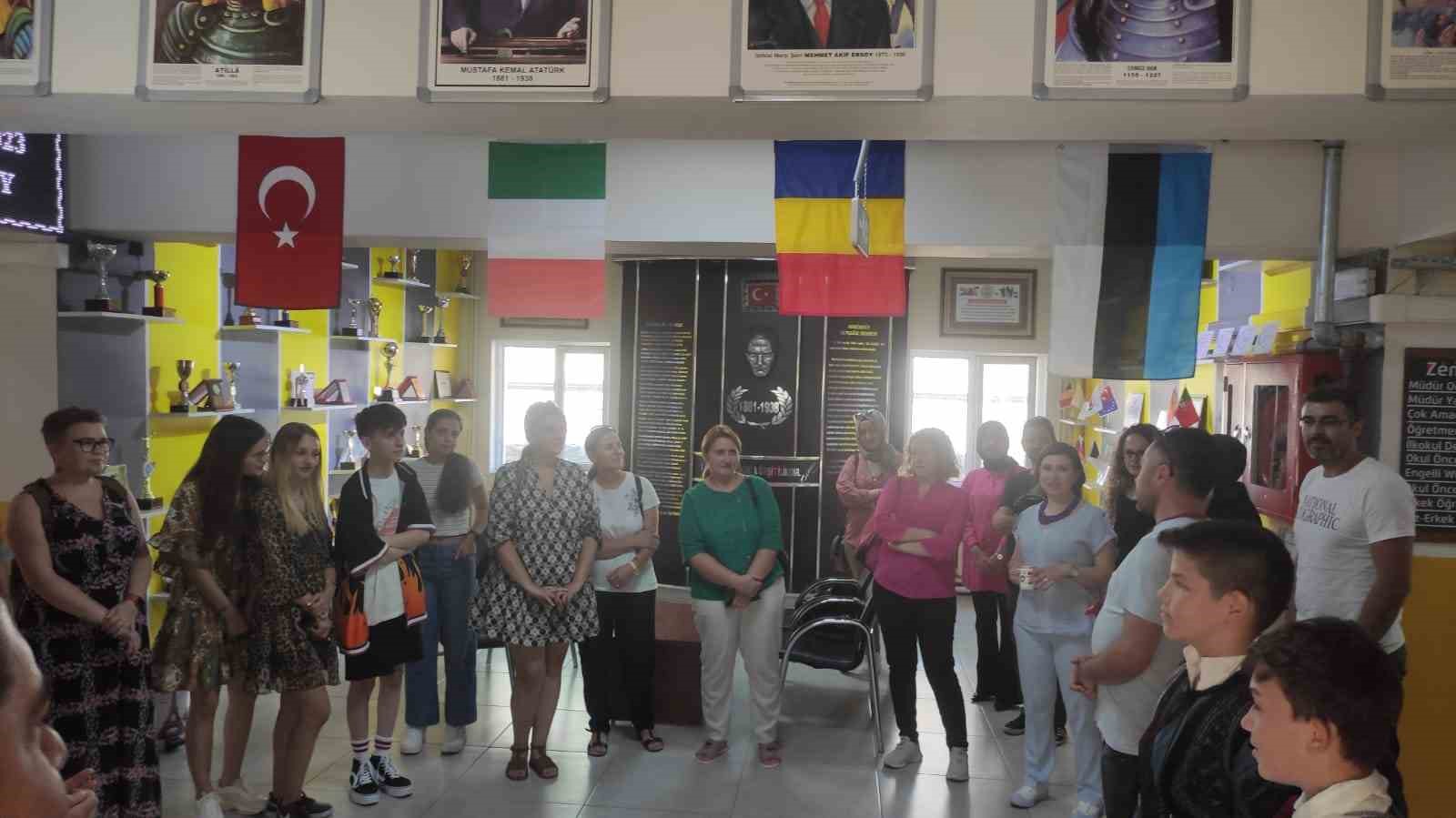 Gediz Altınkent Ortaokulu Avrupalı misafirlerini ağırlıyor