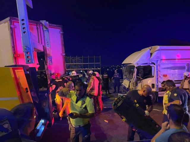 İstanbul'da TEM Otoyolu'nda zincirleme trafik kazası: 4 çocuk hayatını kaybetti