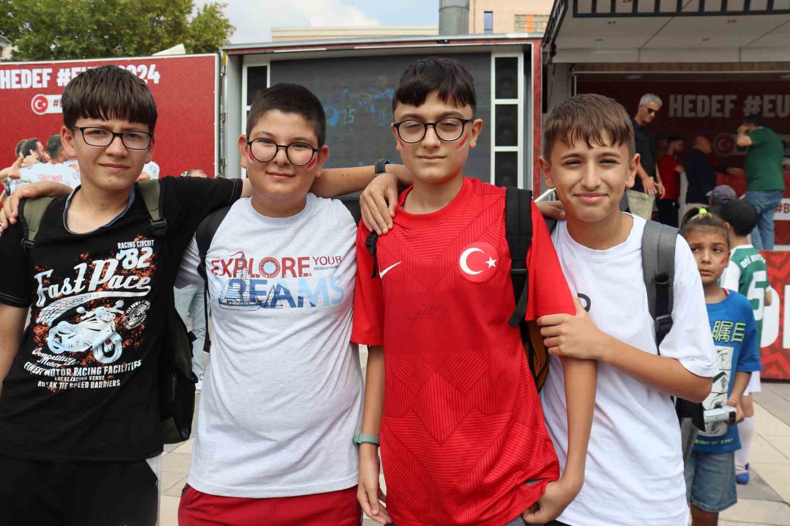 Türkiye Futbol Federasyonu valilik önündeki etkinliklerine devam ediyor