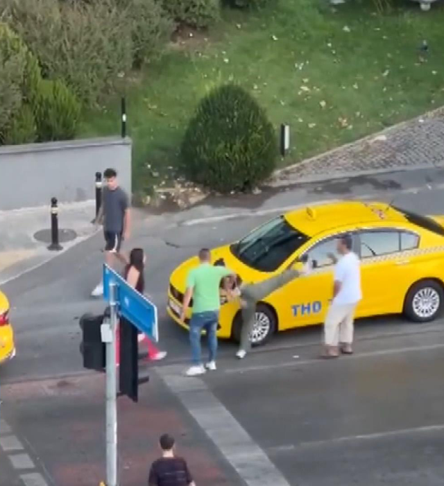 İstanbul'da taksici ile yabancı kadınlar arasında kavga! Tekmeler havada uçuştu
