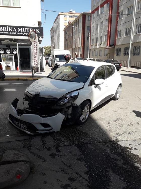 İki aracın karıştığı kazada maddi hasar oluştu