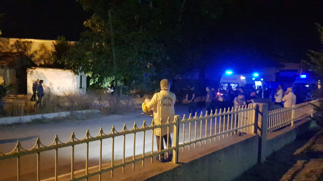 Karabük'te bir kişi, boşanma aşamasındaki eşini ve kayınvalidesini sokak ortasında av tüfeğiyle öldürdü