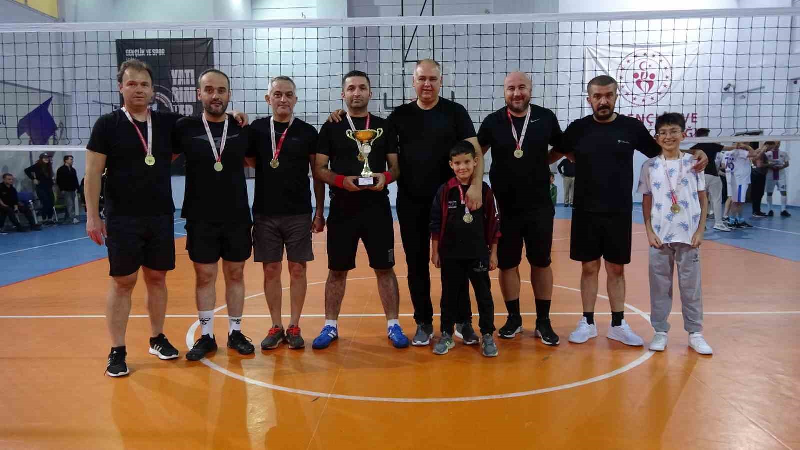 Voleybol turnuvasında dostluk kazandı