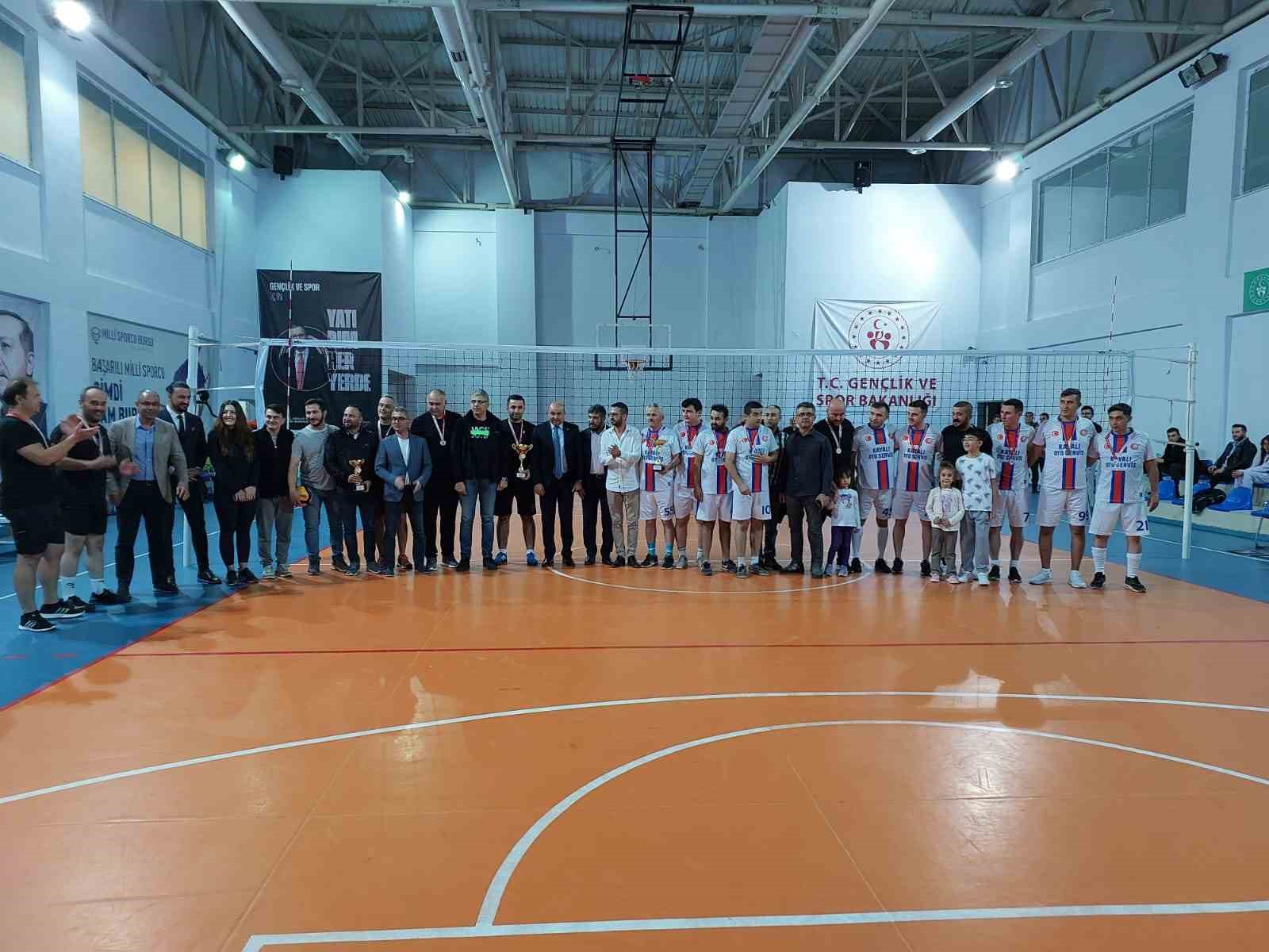 Voleybol turnuvasında dostluk kazandı