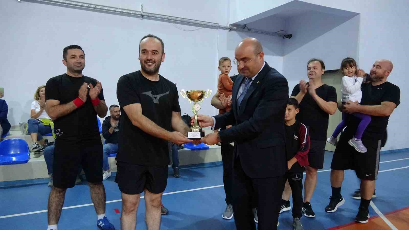 Voleybol turnuvasında dostluk kazandı