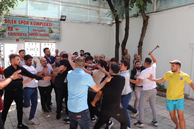 CHP Siirt İl Başkanlığı 38. Olağan Kongresi'nde arbede! Orakla kavgaya girdi