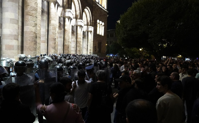 Ermenistan'da halk sabaha kadar uyumadı! Hepsinin dilinde aynı slogan var: Paşinyan istifa