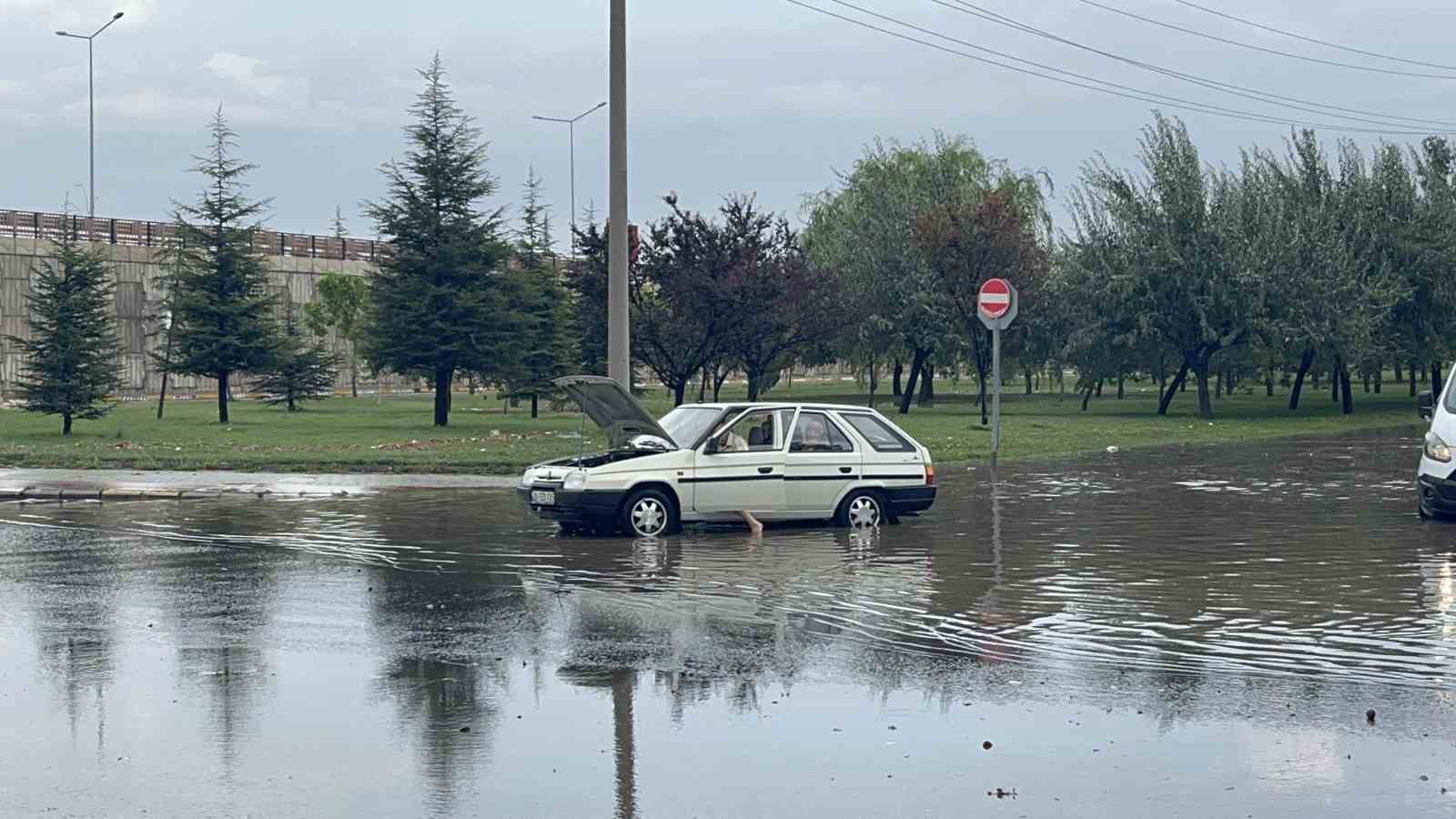 Altyapı sıkıntısı olan bölgede 30 dakikalık yağmurun faturası vatandaşa ağır oldu