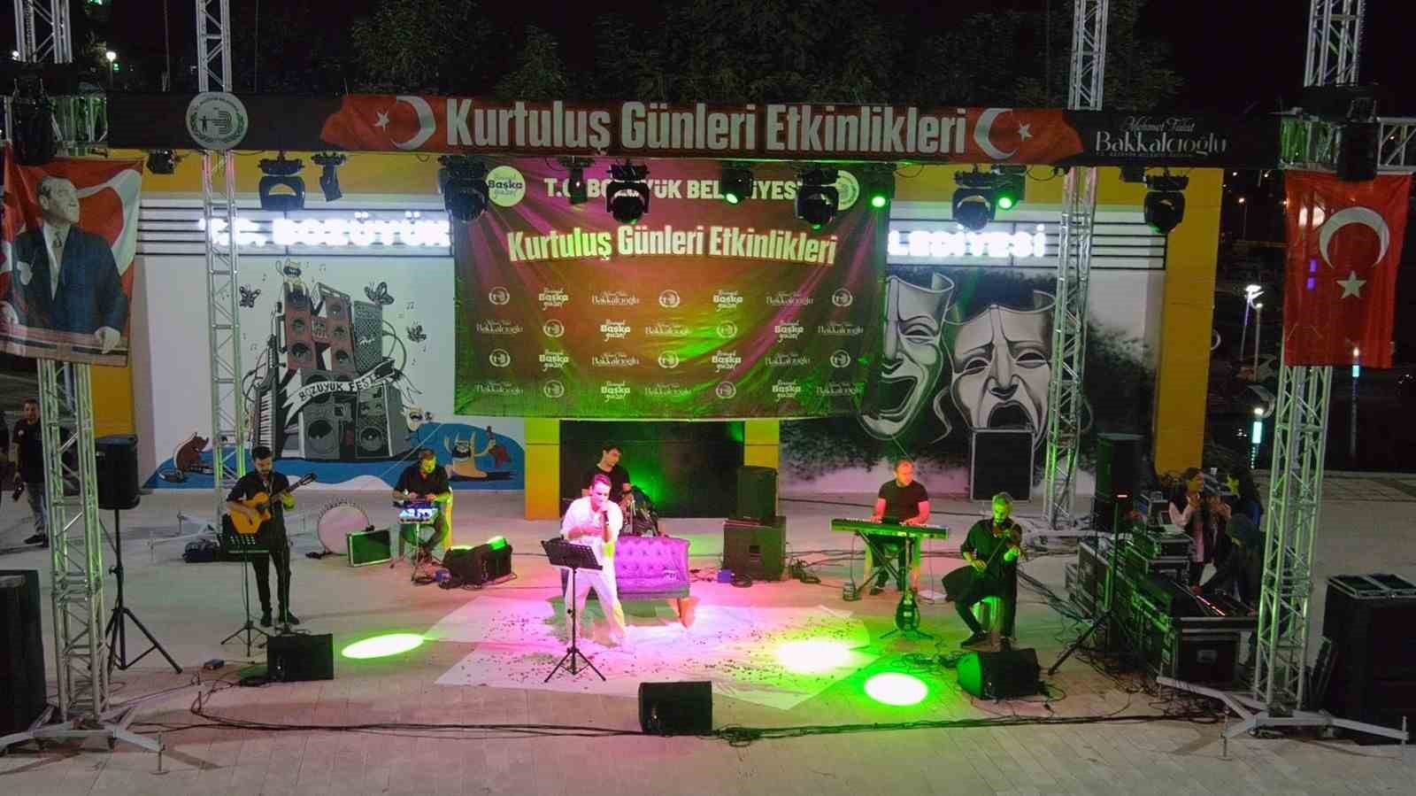 Bozüyük Belediyesi’nin Kurtuluş Konserleri Olcay Gülpınar ile devam etti