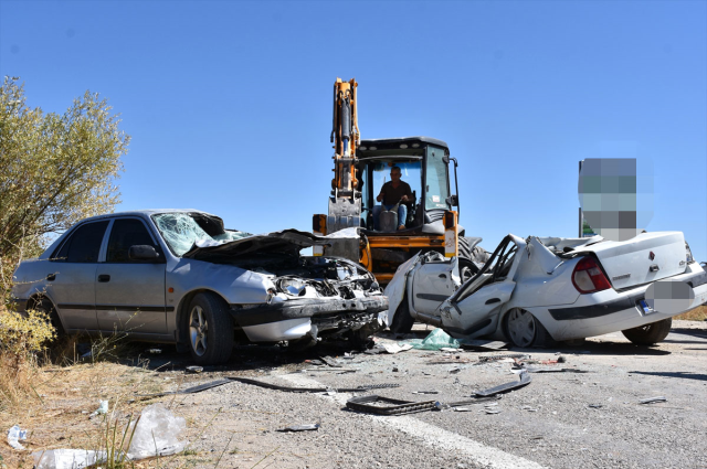 Aksaray'da trafik kazası! Hurdaya dönen araçtaki 3 kişi hayatını kaybetti
