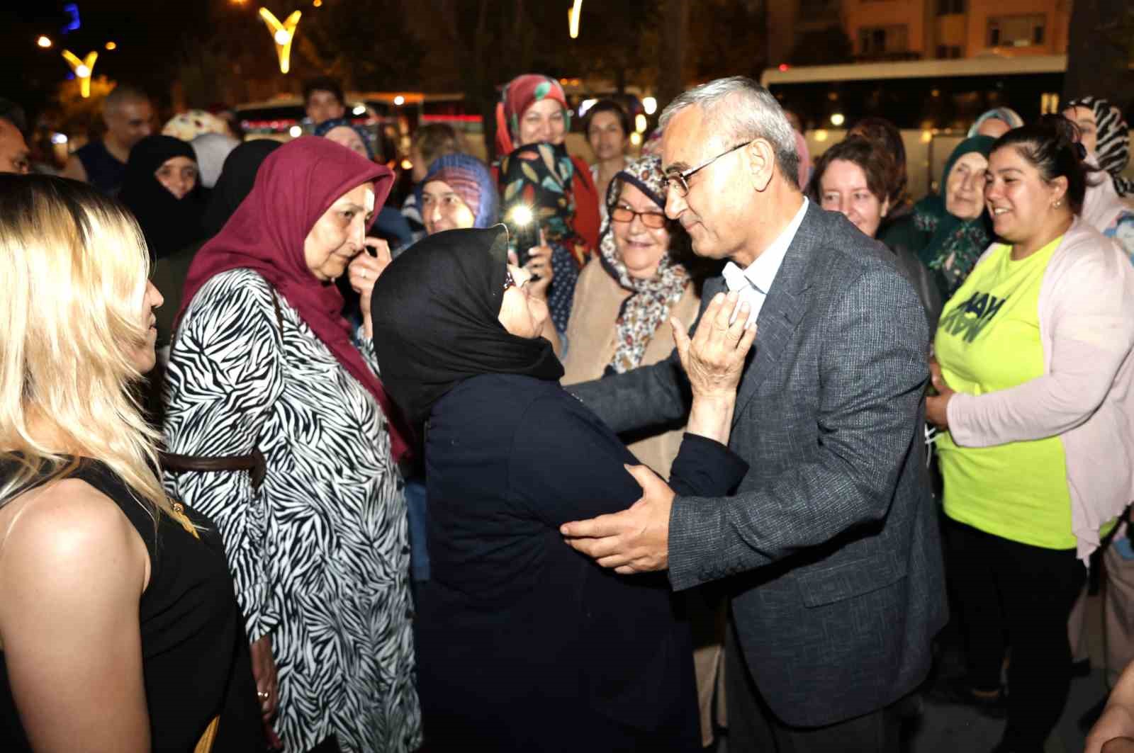 Bursa’ya giden kadınlar, şehre dönüşte Belediye Başkanı Alim Işık tarafından karşıladı