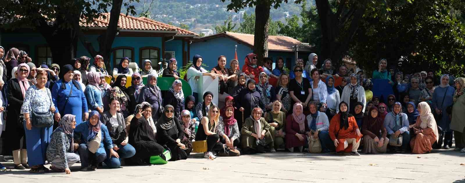 Bursa’ya giden kadınlar, şehre dönüşte Belediye Başkanı Alim Işık tarafından karşıladı