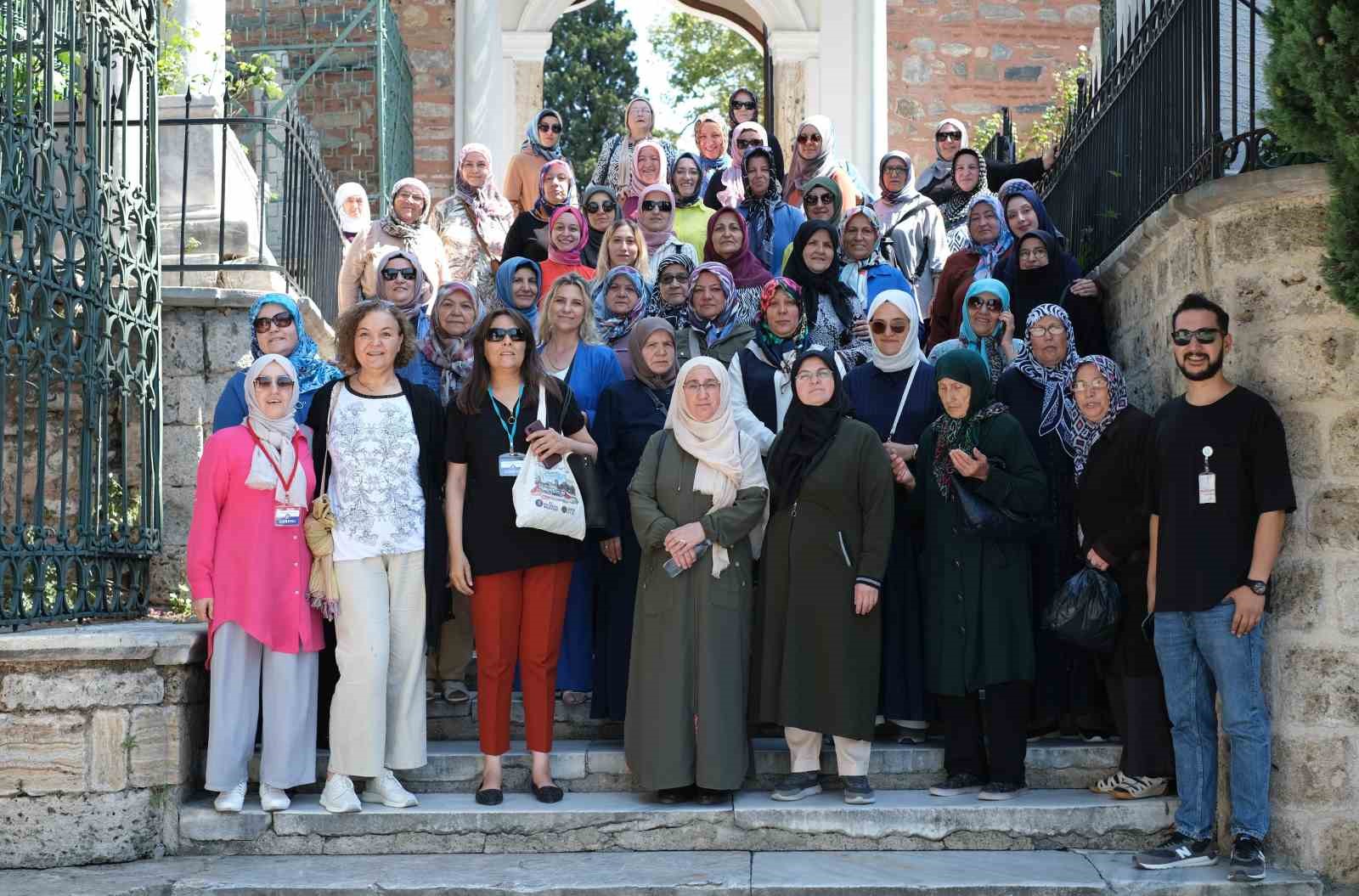 Bursa’ya giden kadınlar, şehre dönüşte Belediye Başkanı Alim Işık tarafından karşıladı