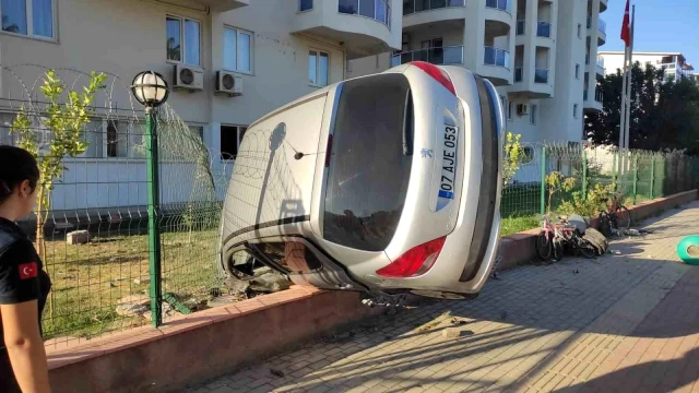 Antalya'da kaza yapan sürücü olay yerinden kaçtı