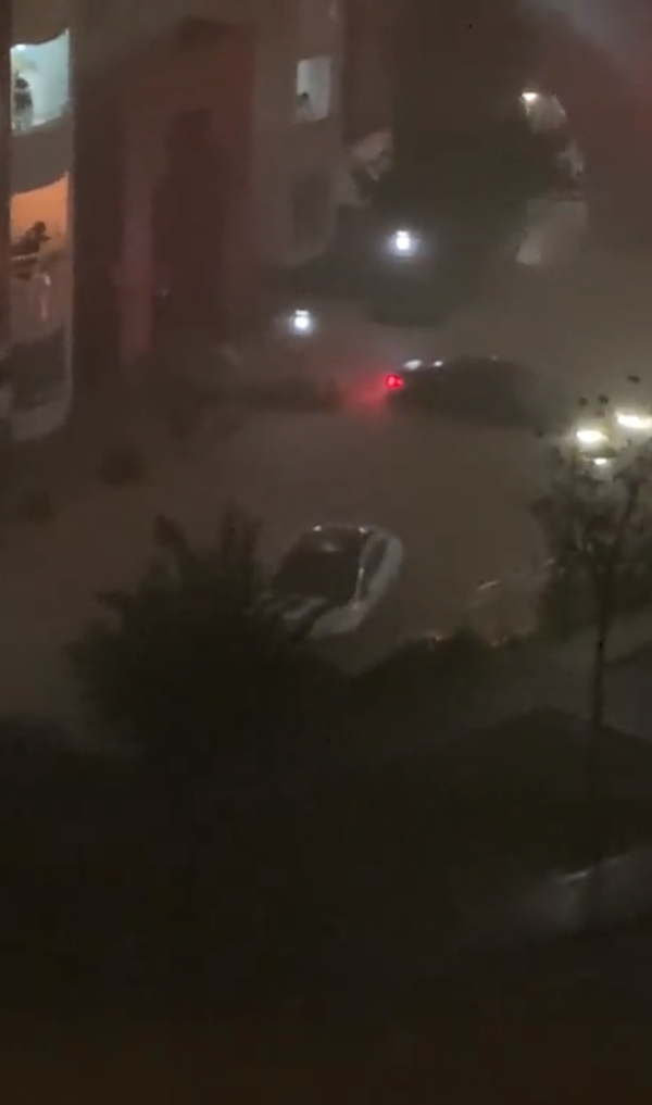 Kuvvetli yağış Başakşehir'de hayatı felç etti! Metroyu su bastı, araçlar selde sürüklendi