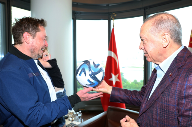 Cumhurbaşkanı Erdoğan, kendisini ziyaret eden Elon Musk'a 2 kitap birden hediye etti