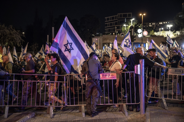 İsrail'de binlerce kişi yargı düzenlemesine karşı protesto gösterisi yaptı