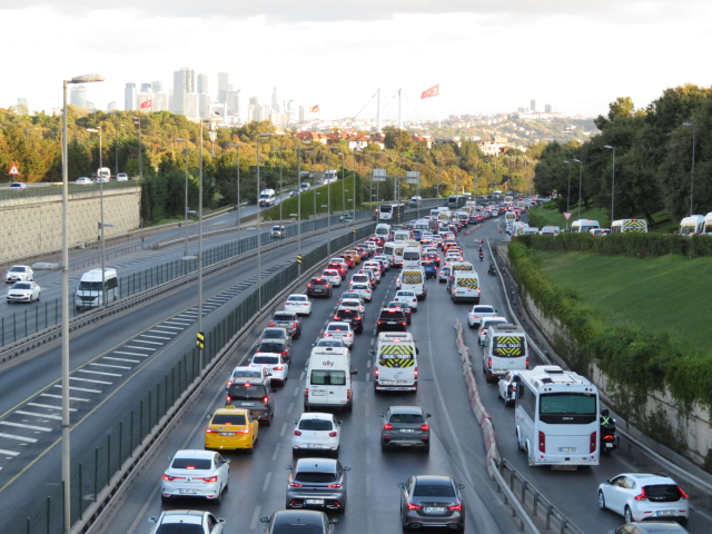 İstanbul'da okullar açıldı, trafik yoğunluğu başladı