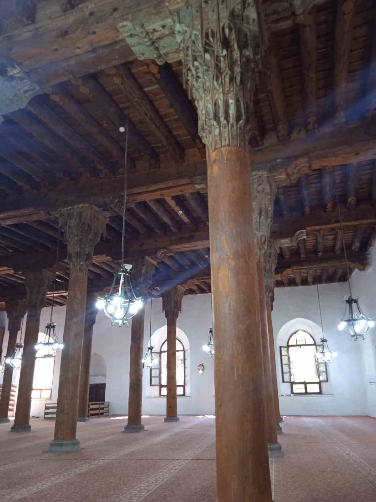 (ÖZEL) 40 adet ahşap direk üzerine çivi çakılmadan yapılan Ulu Cami UNESCO’nun Dünya Miras Listesi’nde