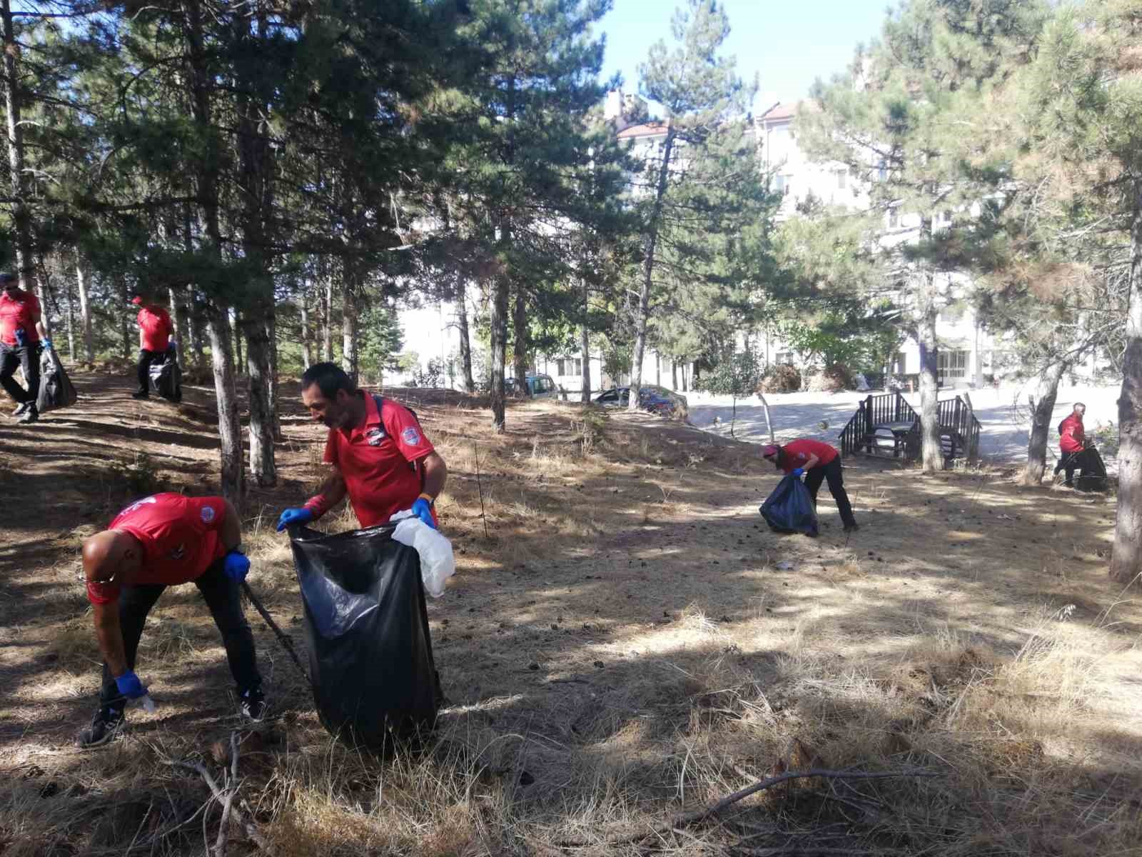 60 kişi ormanda çöp topladı