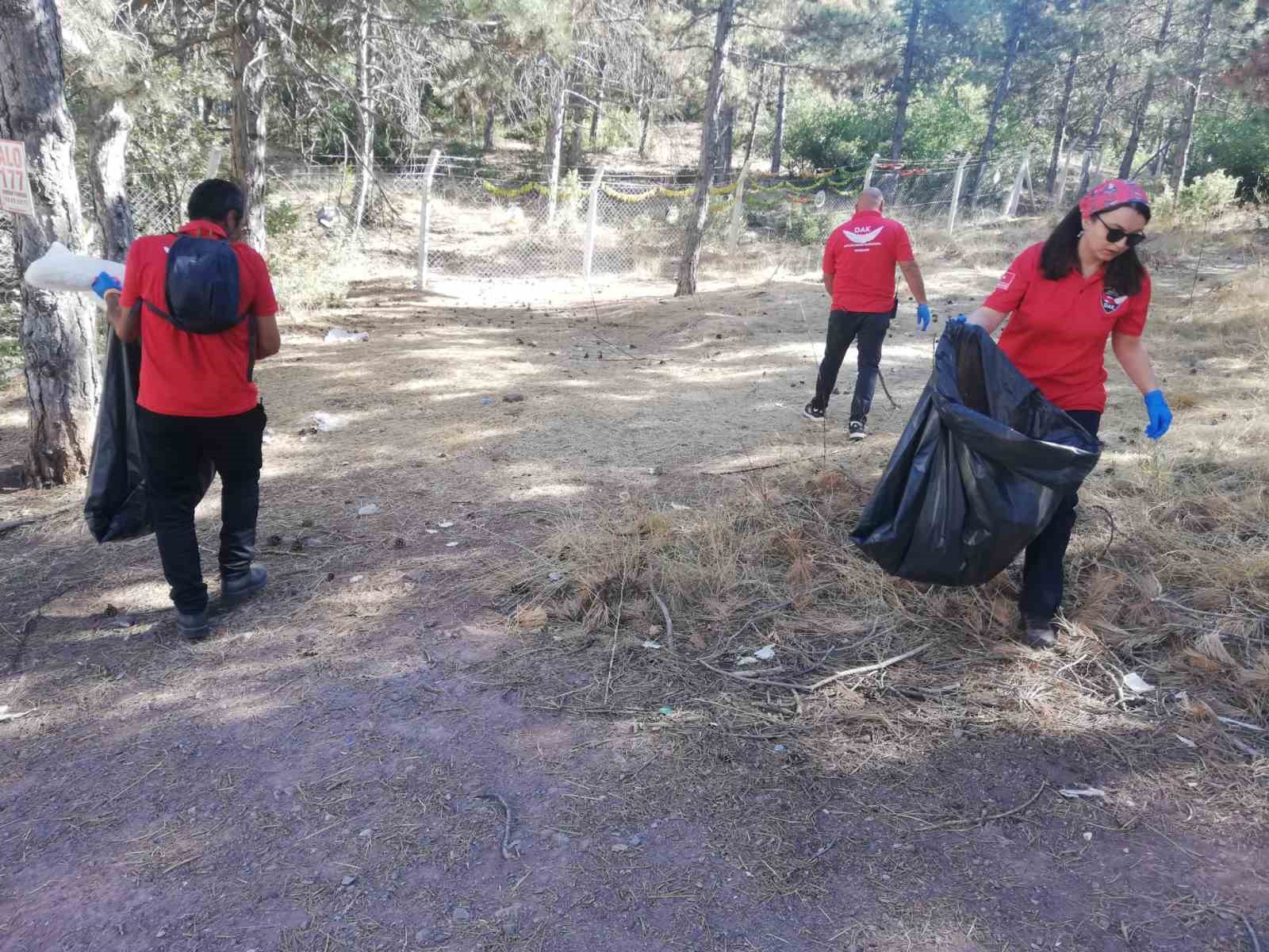 60 kişi ormanda çöp topladı