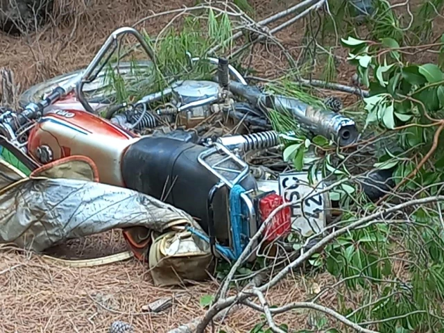 Uçuruma yuvarlanan motosikletteki 2 kişinin cesedi ertesi gün bulundu