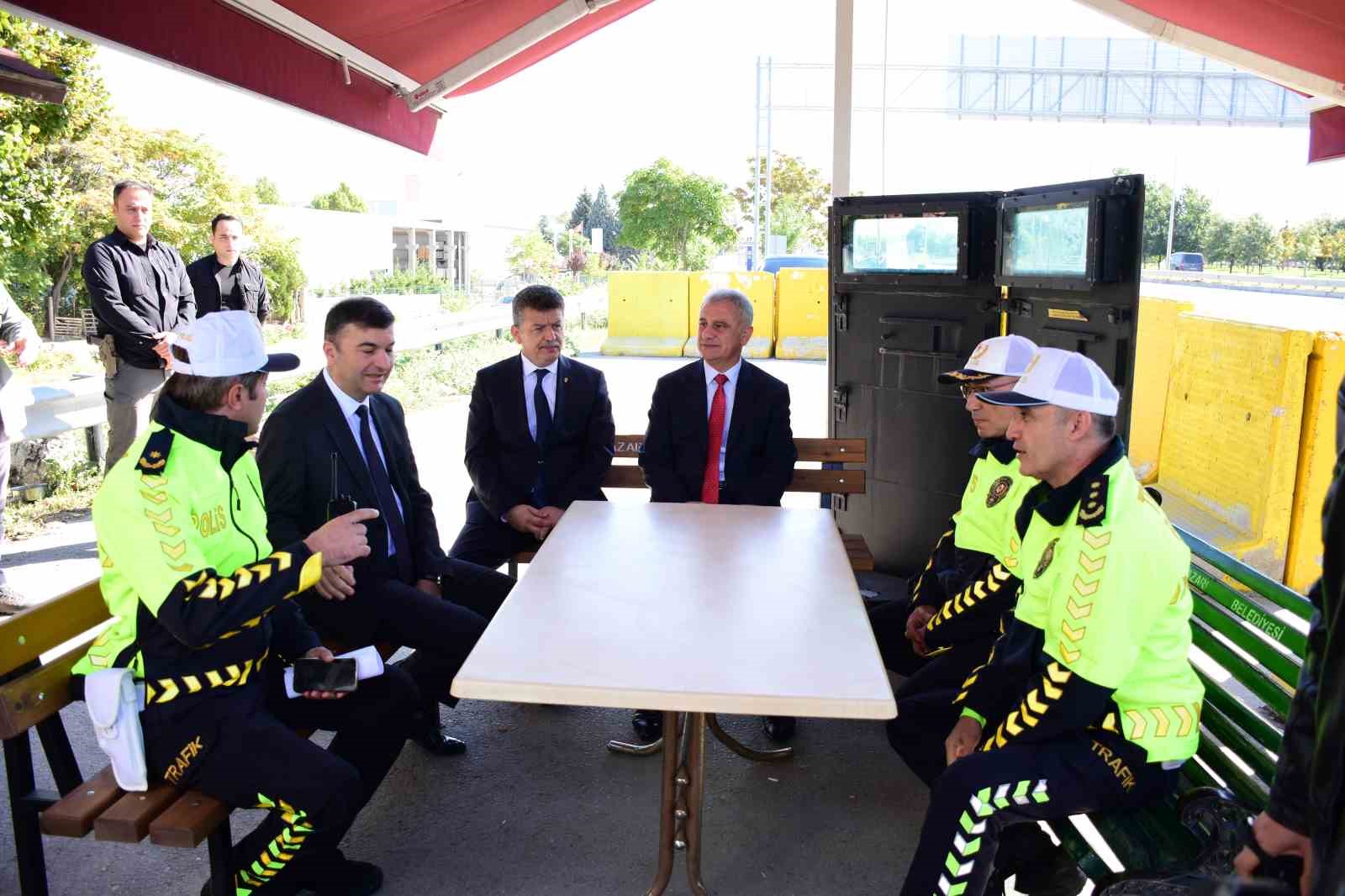 Emniyet Genel Müdür Yardımcısı Tayfur ile Trafik Başkanı Ayhan, Eskişehir’de kontrol noktasını denetledi