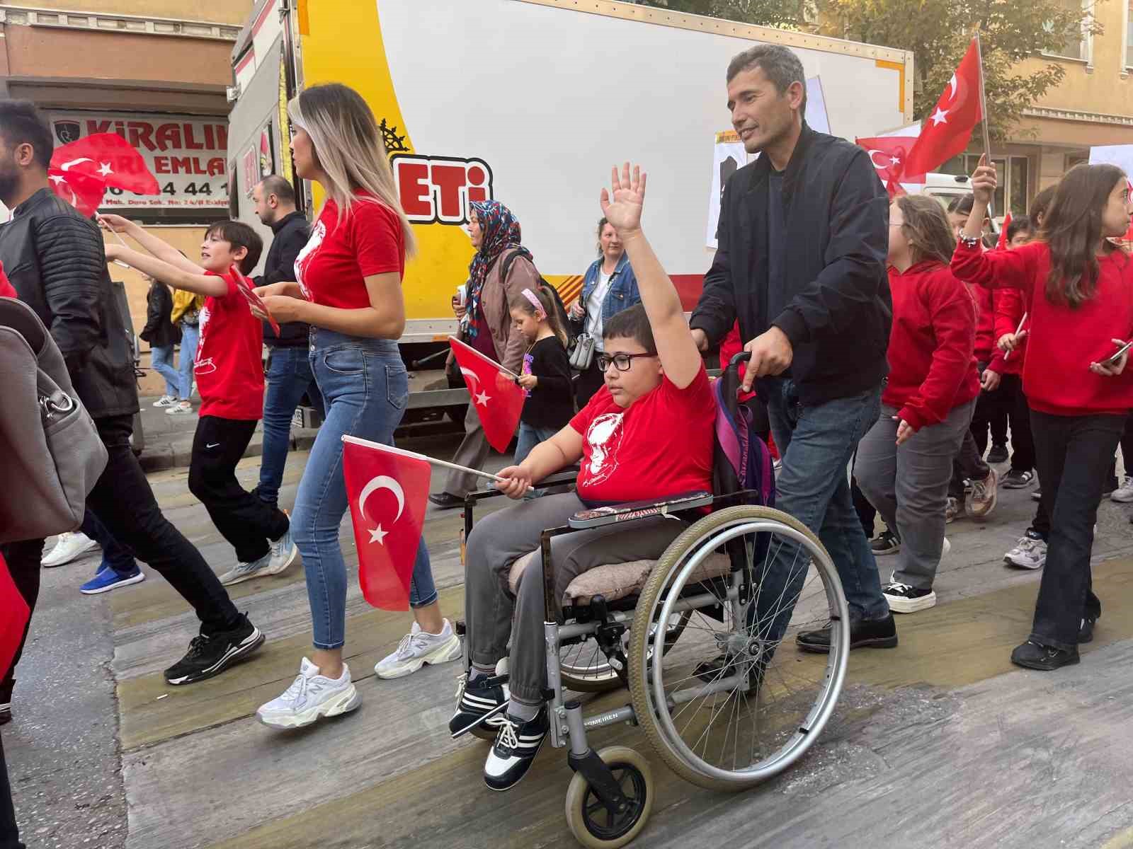 Cumhuriyet kortejine minik öğrenci tekerlekli sandalyesi ile katıldı