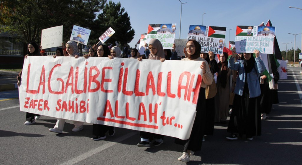 DPÜ öğrencilerden Filistin’e destek yürüyüşü