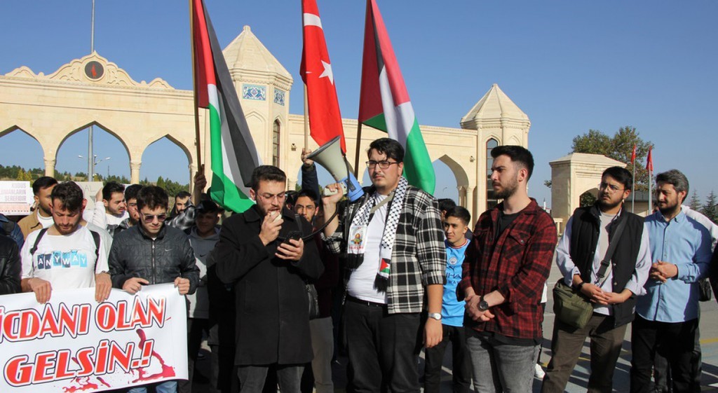 DPÜ öğrencilerden Filistin’e destek yürüyüşü