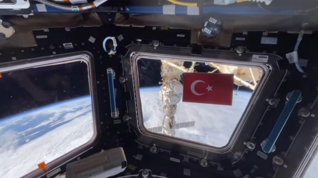 Uzayda Türk bayrağı: Rus kozmonot Cumhuriyet’in 100. yılını uzaydan kutladı...