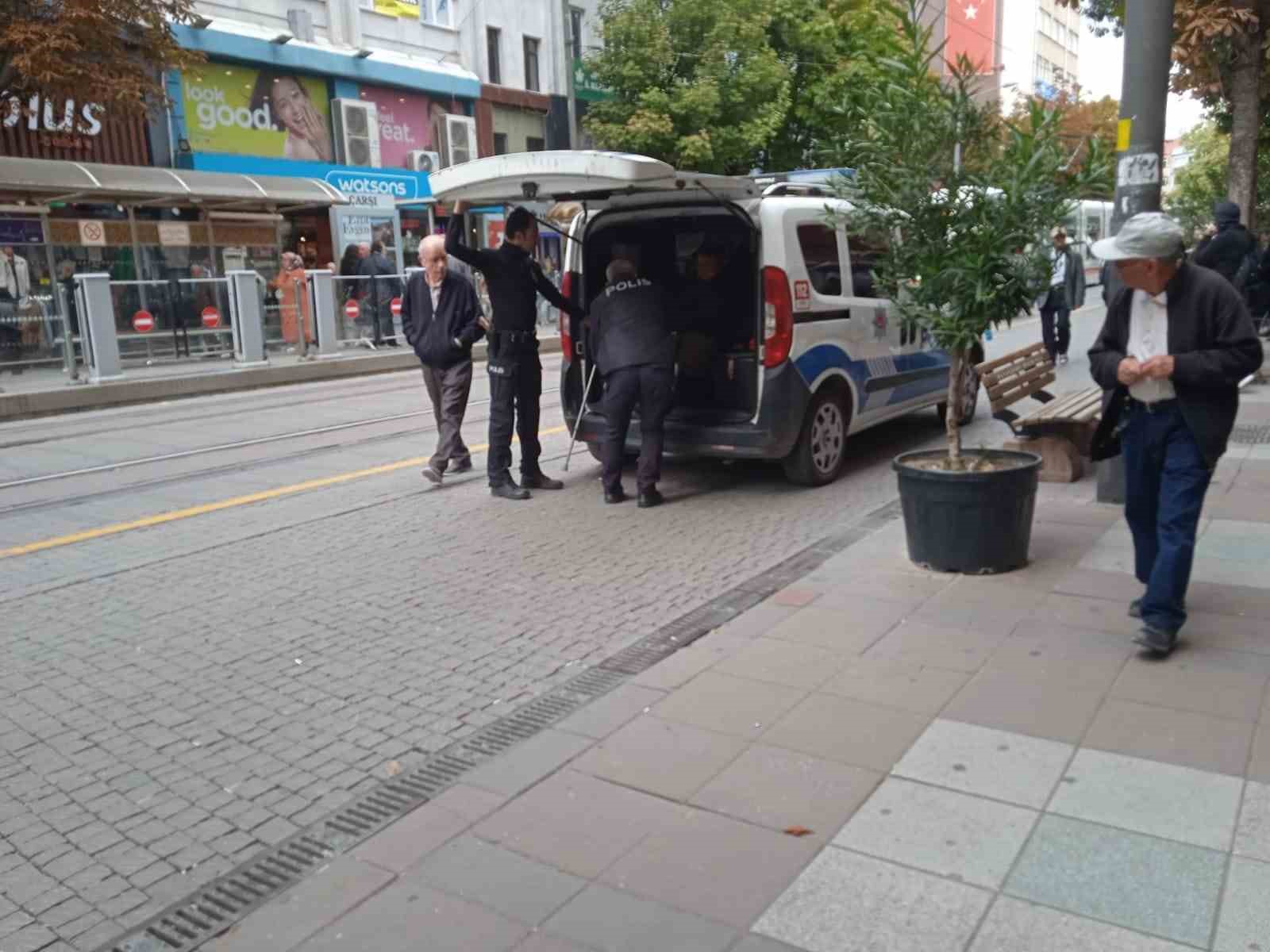 Halinden şüphelinilen kimsesiz vatandaşa polis yardım etti