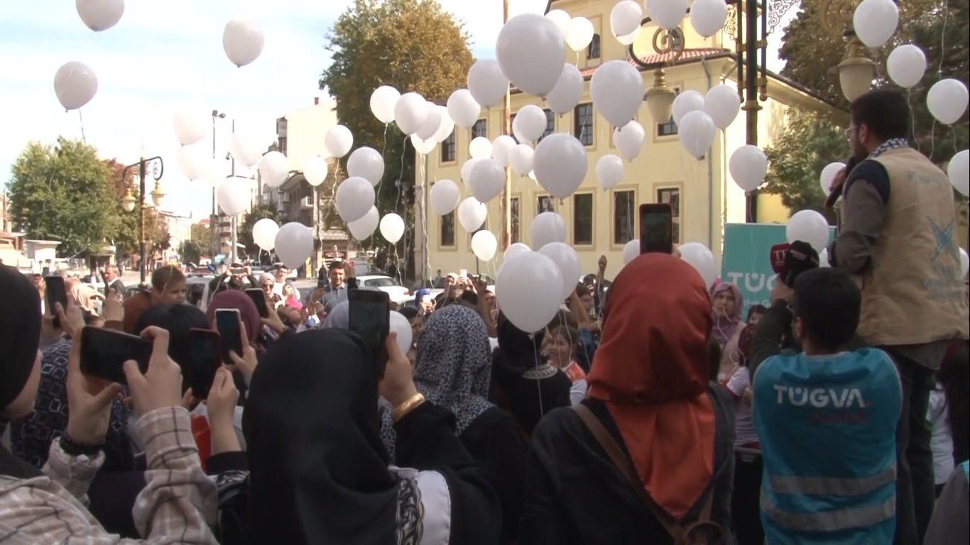 Filistinli şehit çocuklar için gökyüzüne beyaz balonlar bırakıldı