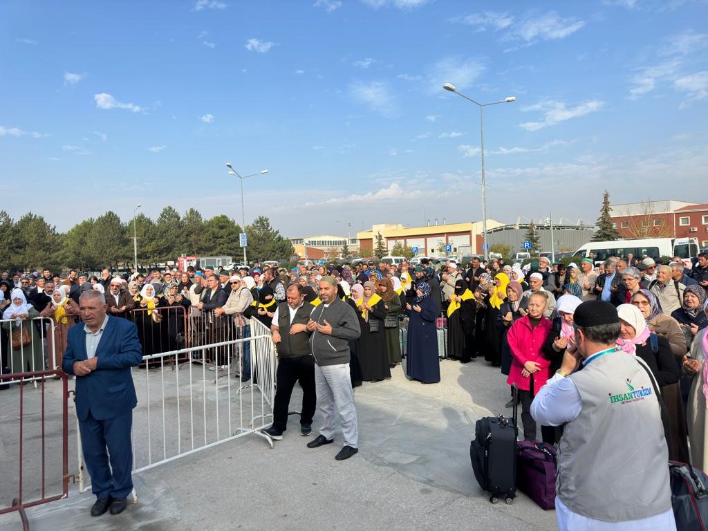 200’ün üzerinde umreci dualarla kutsal topraklara yola çıktı