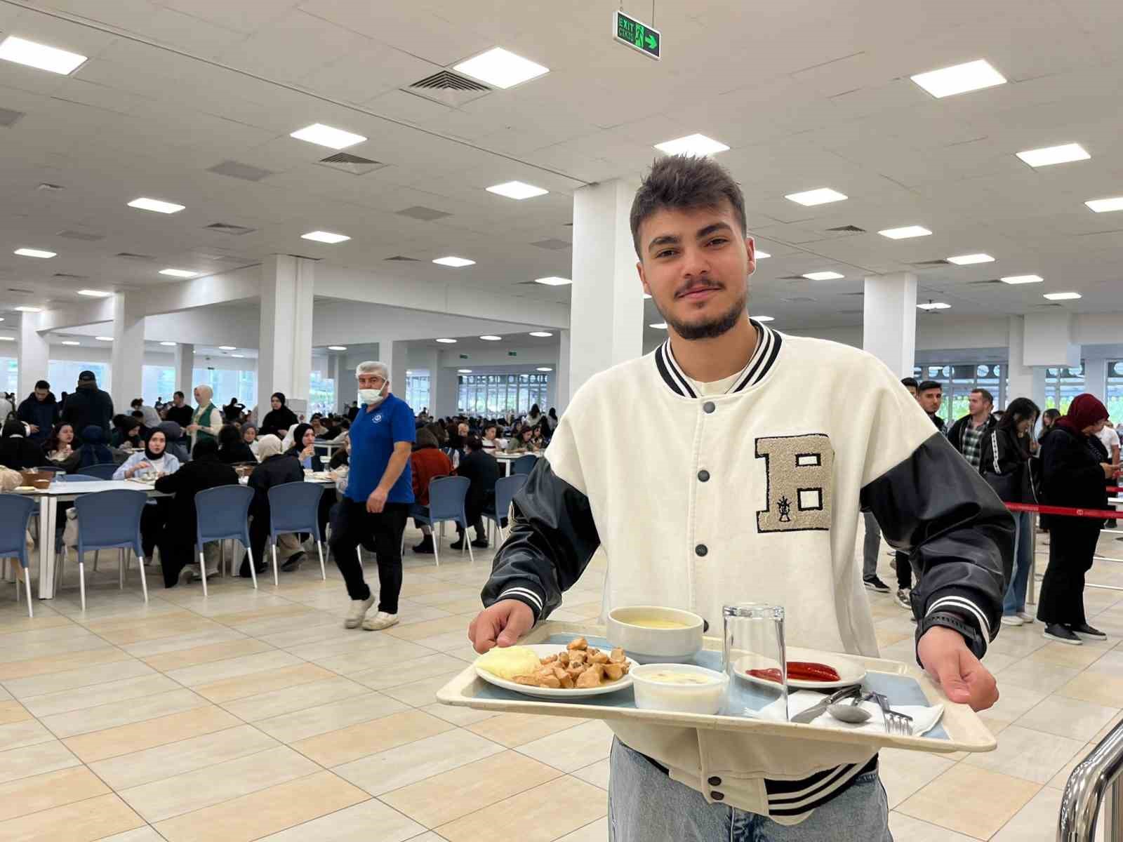 Cumhuriyet’in 100’üncü yılında öğrencilere ücretsiz yemek etkinliği