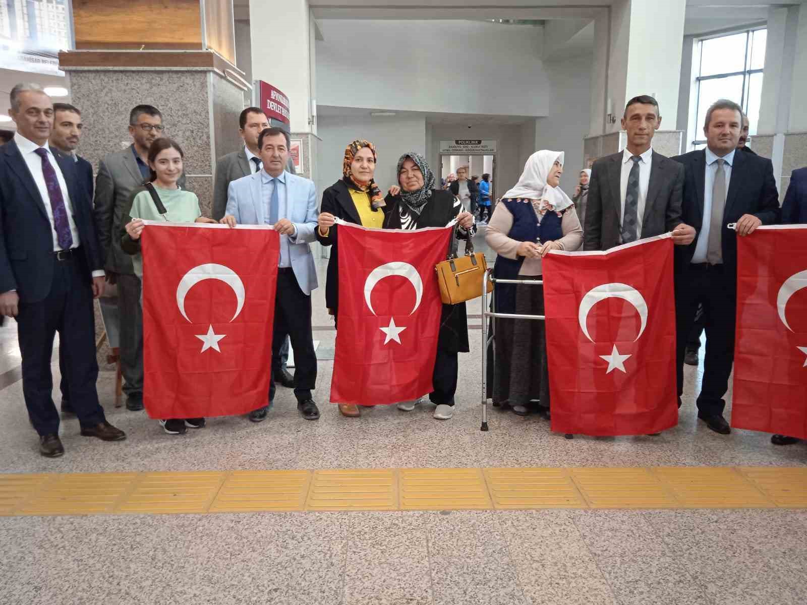Devlet Hastanesinde Cumhuriyetin 100’ncü yılına özel Türk bayrağı dağıtıldı