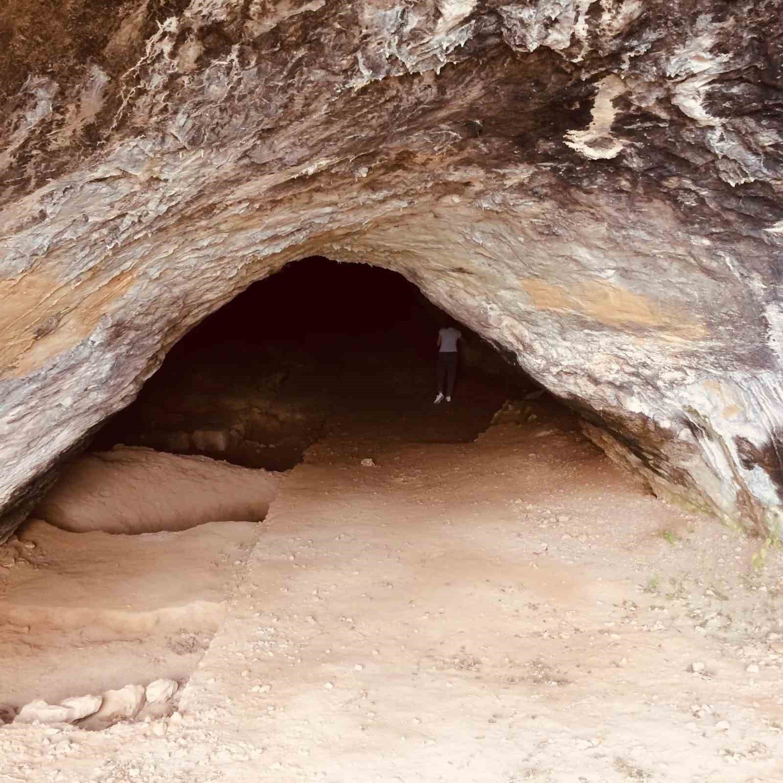 Bilecik’te bir mağarada M.Ö. 14 bin 500 yılına tarihlenen adak çukuru bulundu