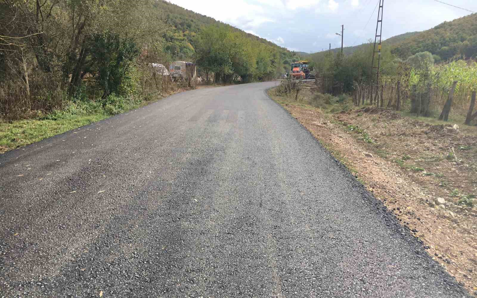 Bilecik’te köy yolları sıcak asfalt ile buluşmaya devam ediyor