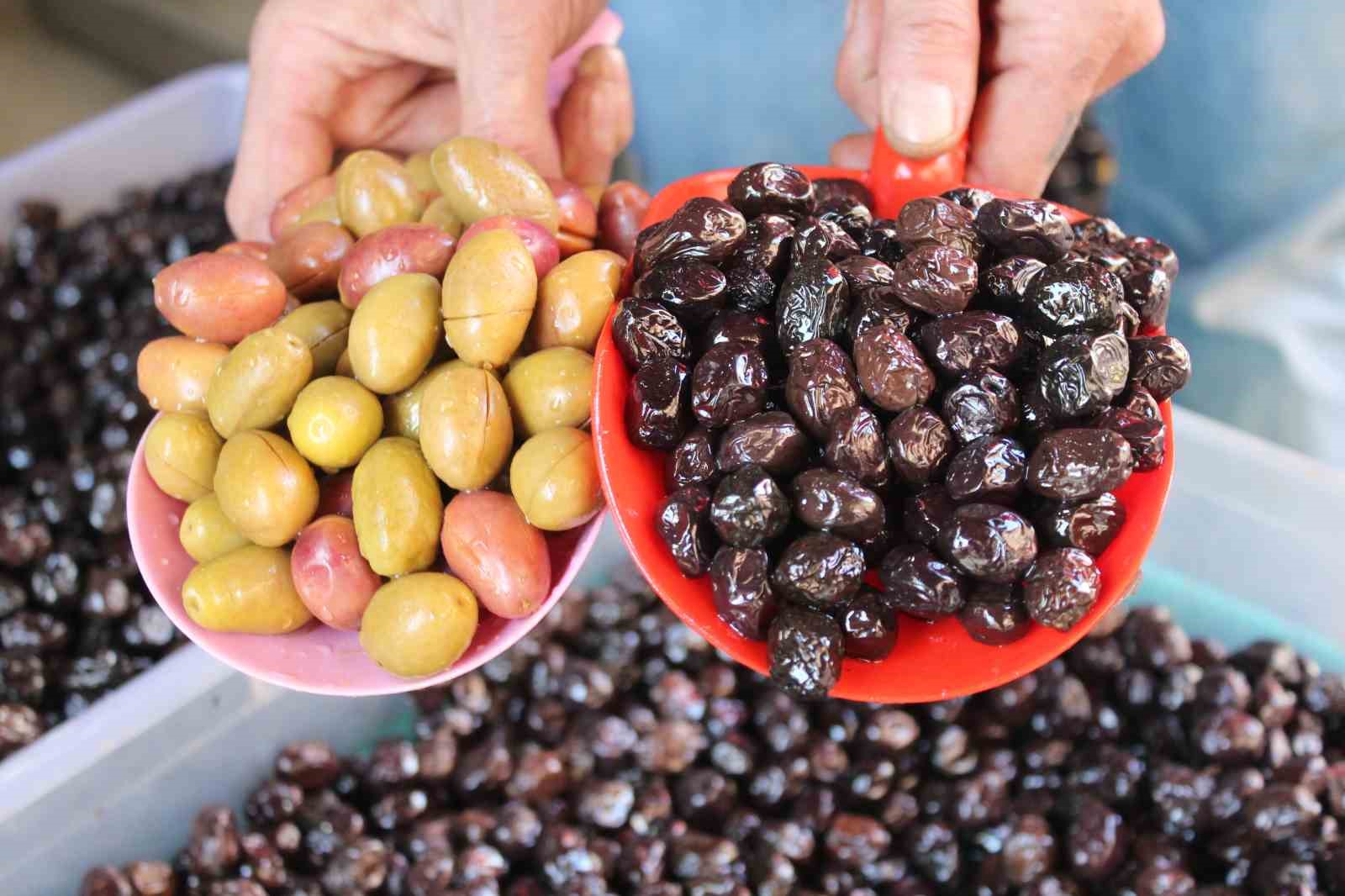 Zeytin tezgâhlarında vatandaşların tercihi siyah, çocukların yeşil zeytin oluyor