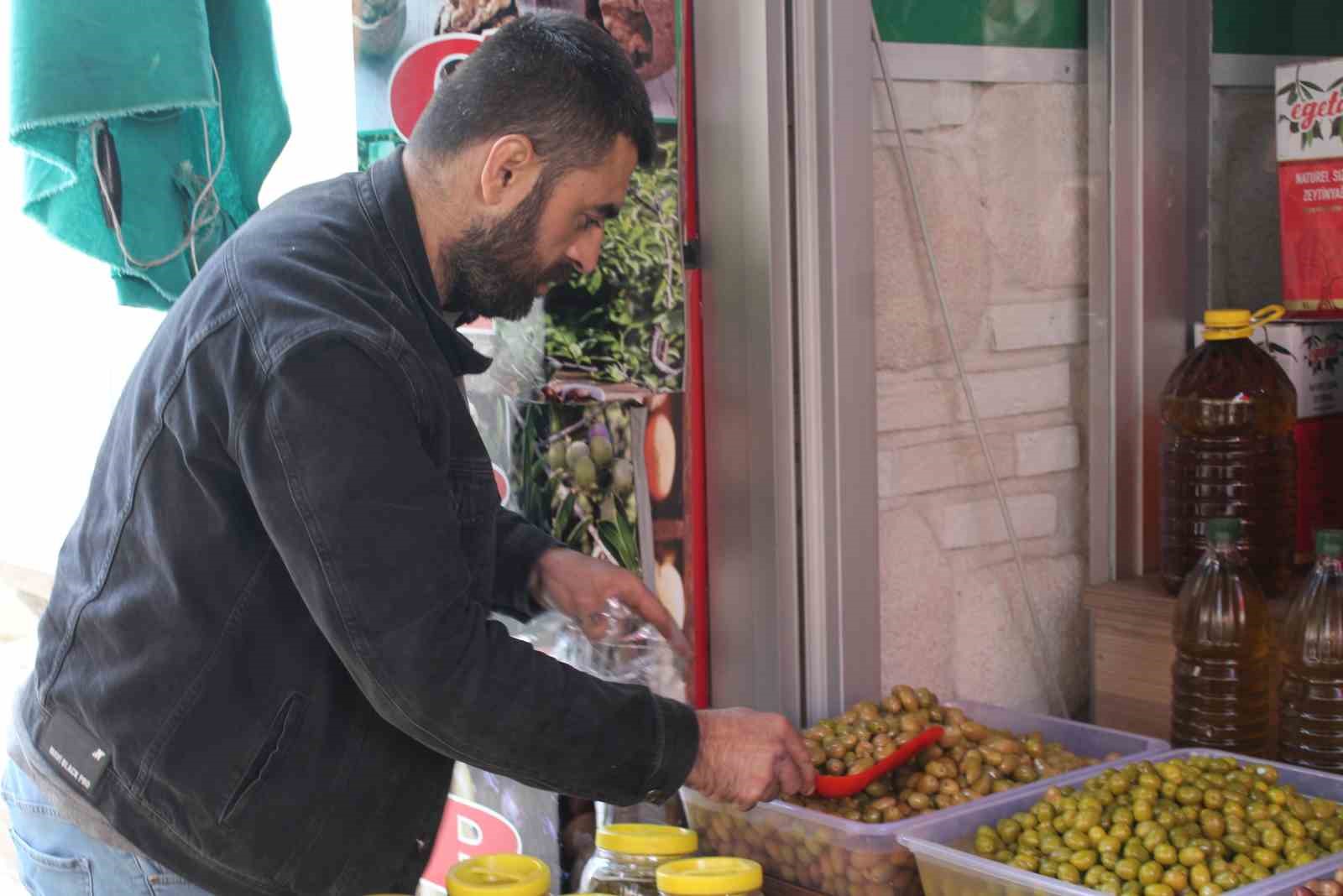 Zeytin tezgâhlarında vatandaşların tercihi siyah, çocukların yeşil zeytin oluyor