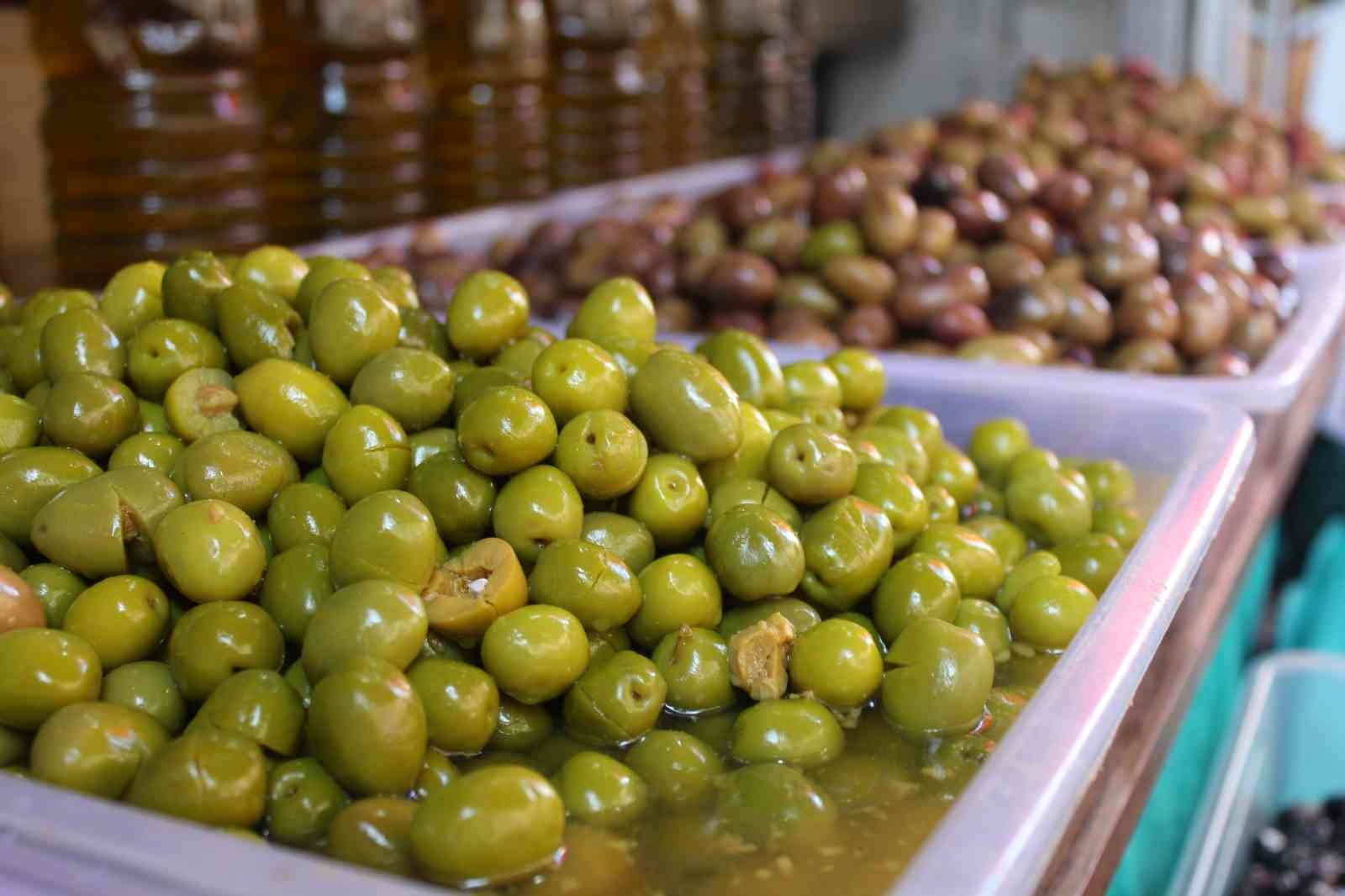 Zeytin tezgâhlarında vatandaşların tercihi siyah, çocukların yeşil zeytin oluyor