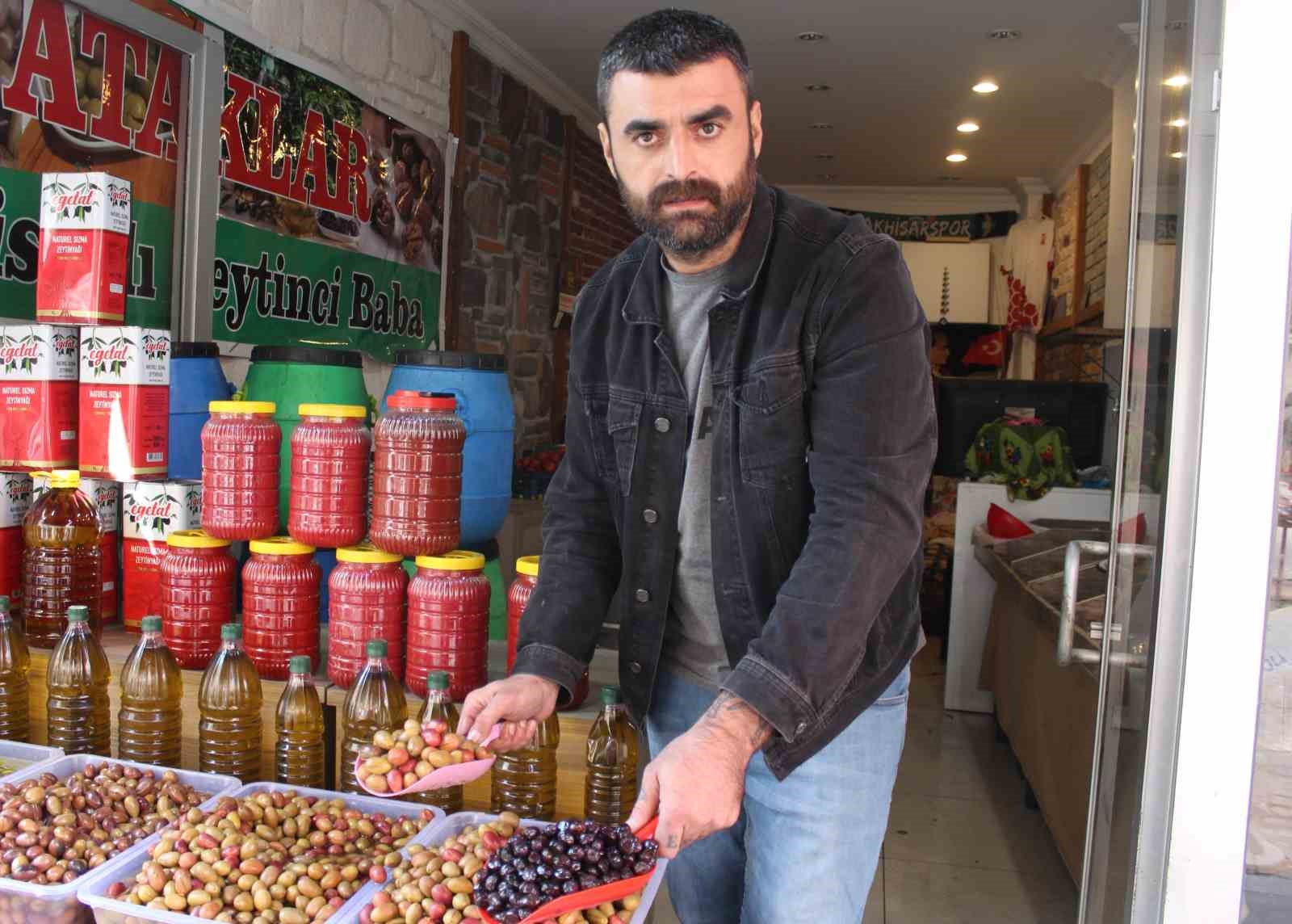 Zeytin tezgâhlarında vatandaşların tercihi siyah, çocukların yeşil zeytin oluyor