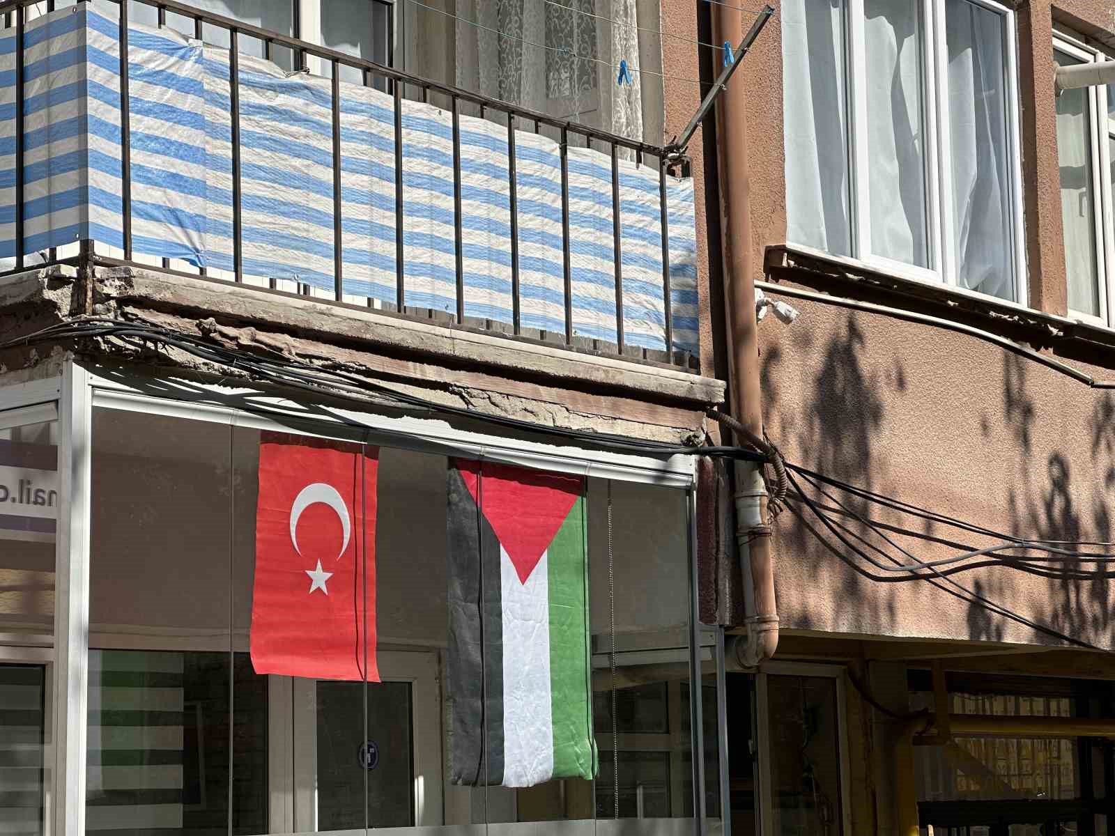Filistin’e destek için balkonuna bayrak astı